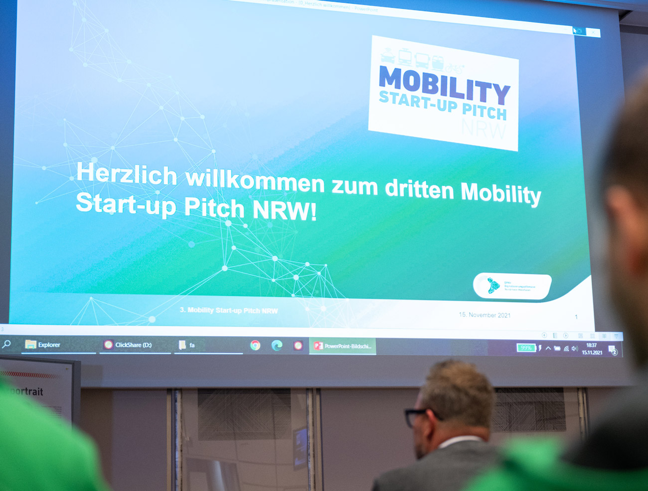 Die erste Folie einer Powerpoint-Präsentation, auf der zum Mobility Start-up Pitch NRW 2021 begrüßt wird.